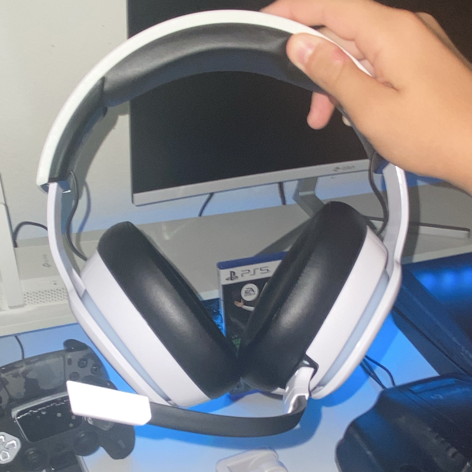 Gtheos captain 300 wireless headset with detachable mice and headset holder.