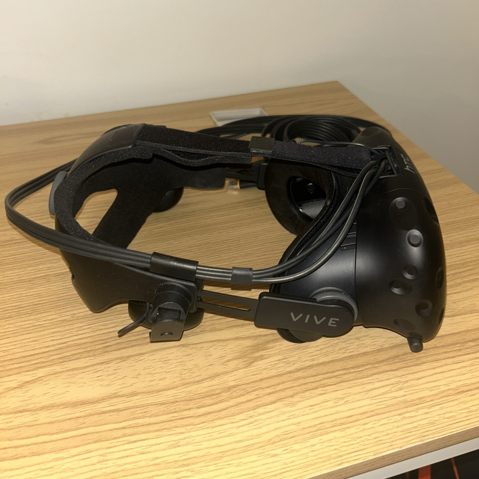 HTC Vive PRE – Preproduction Developer Testing Model VR