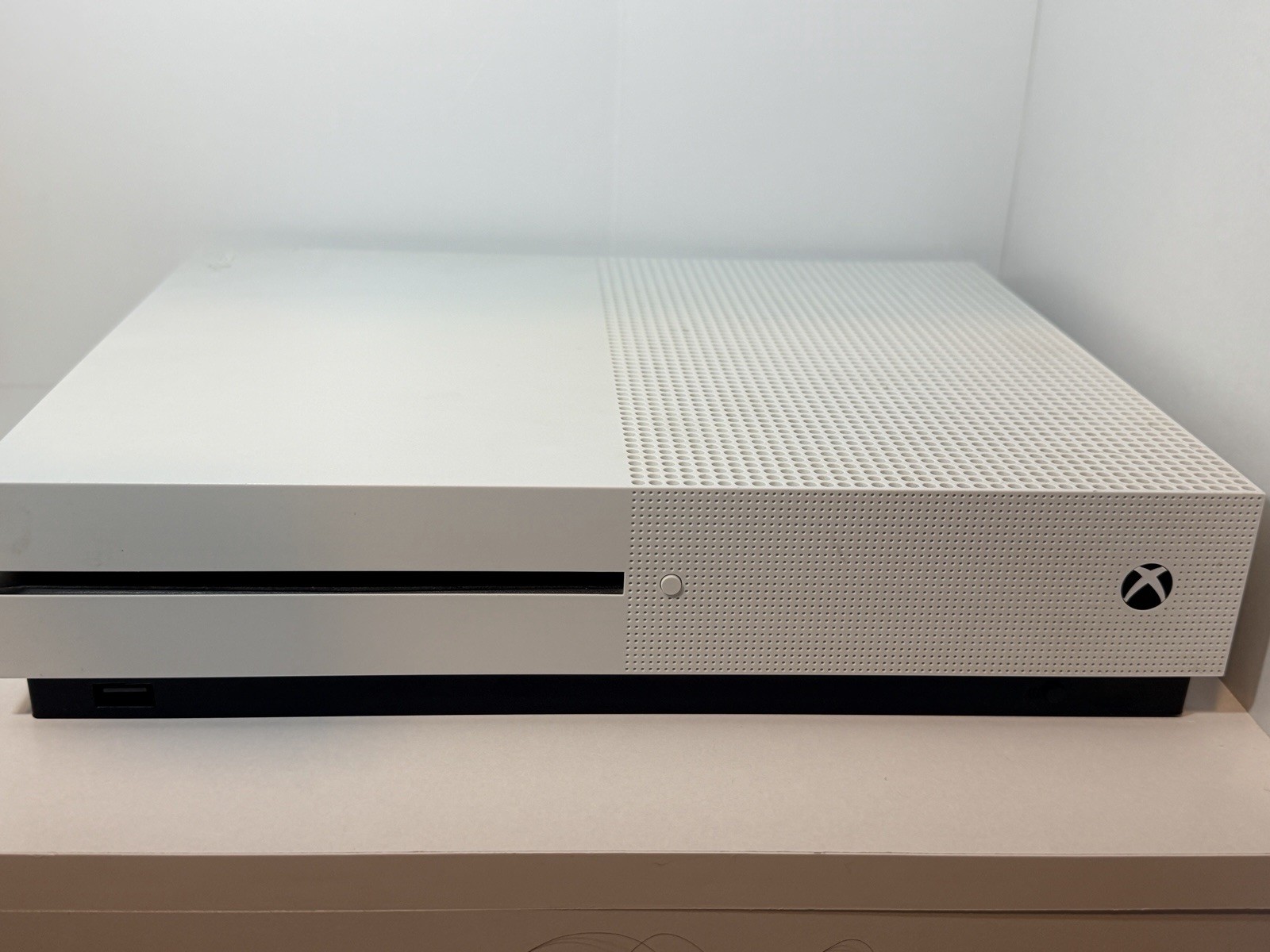 Microsoft Xbox One S 500GB White Console 4K UHD Blu-Ray Compatible MPN 1681