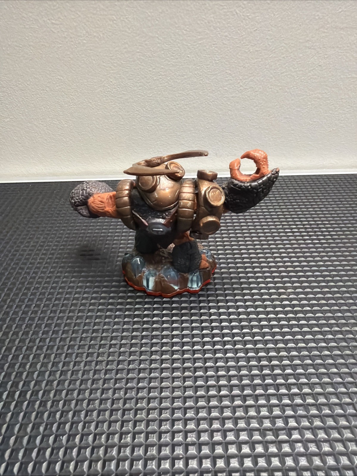 Skylanders Wallop Character Figure Spyro Series – Works, but missing hammer
