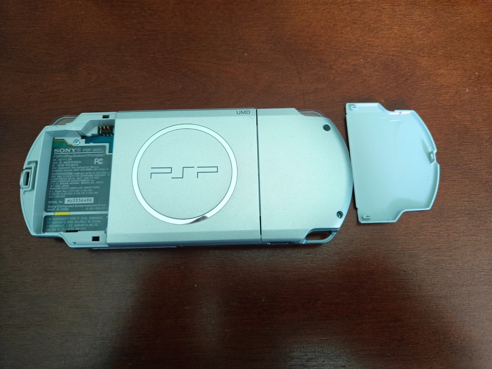 Sony PSP 1000 Silver Handheld System with Charger and Case