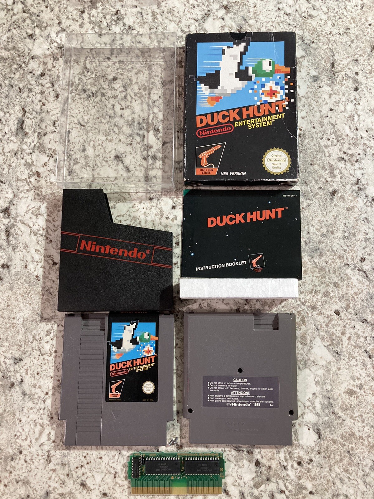 1985s Duck Hunt (Nintendo NES Game) CIB Authentic/Rare/ 3 Screws/sticker seal