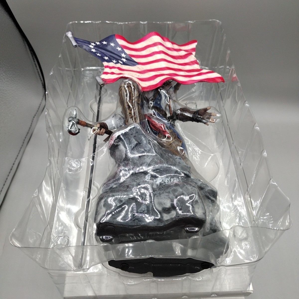 Assassins Creed 3 III Limited Edition Xbox 360 Complete Statue Flag Belt Buckle