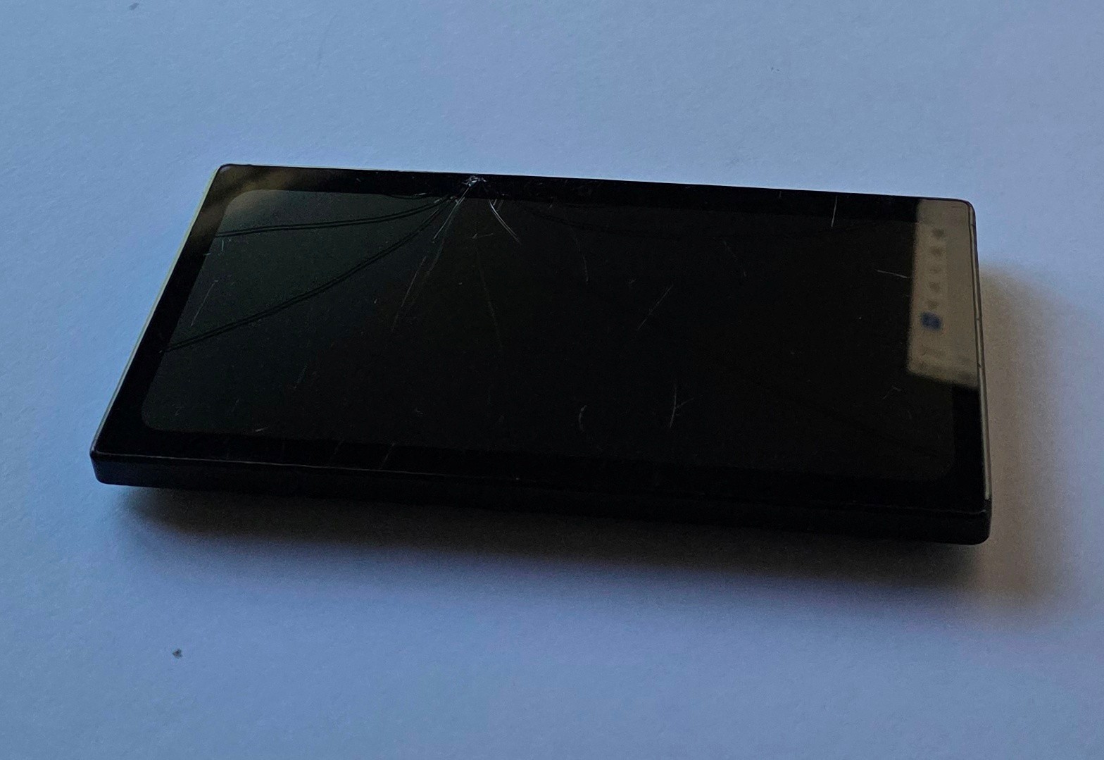 Black Razer Edge 5G Gaming Handheld Android 128GB TABLET – Works but has CRACKS