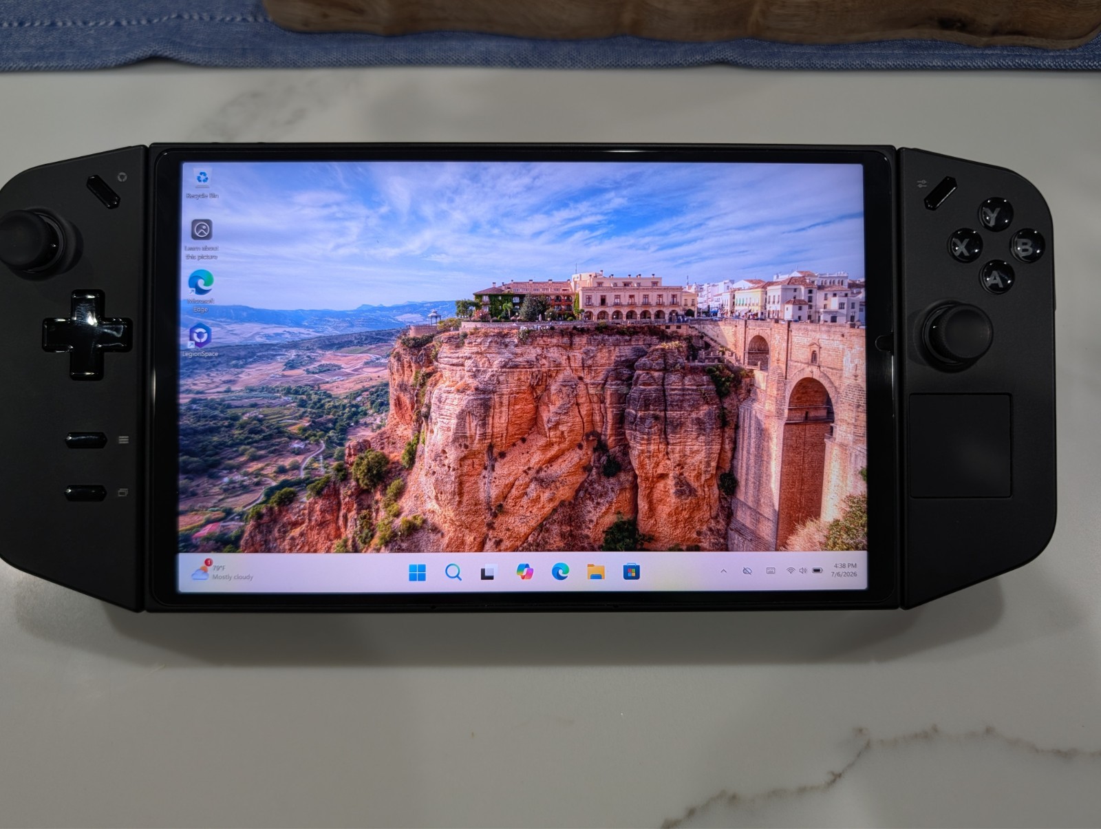 Lenovo Legion Go 8.8″ 1 Z1 Extreme, 16GB RAM, 512GB + EXTRAS!
