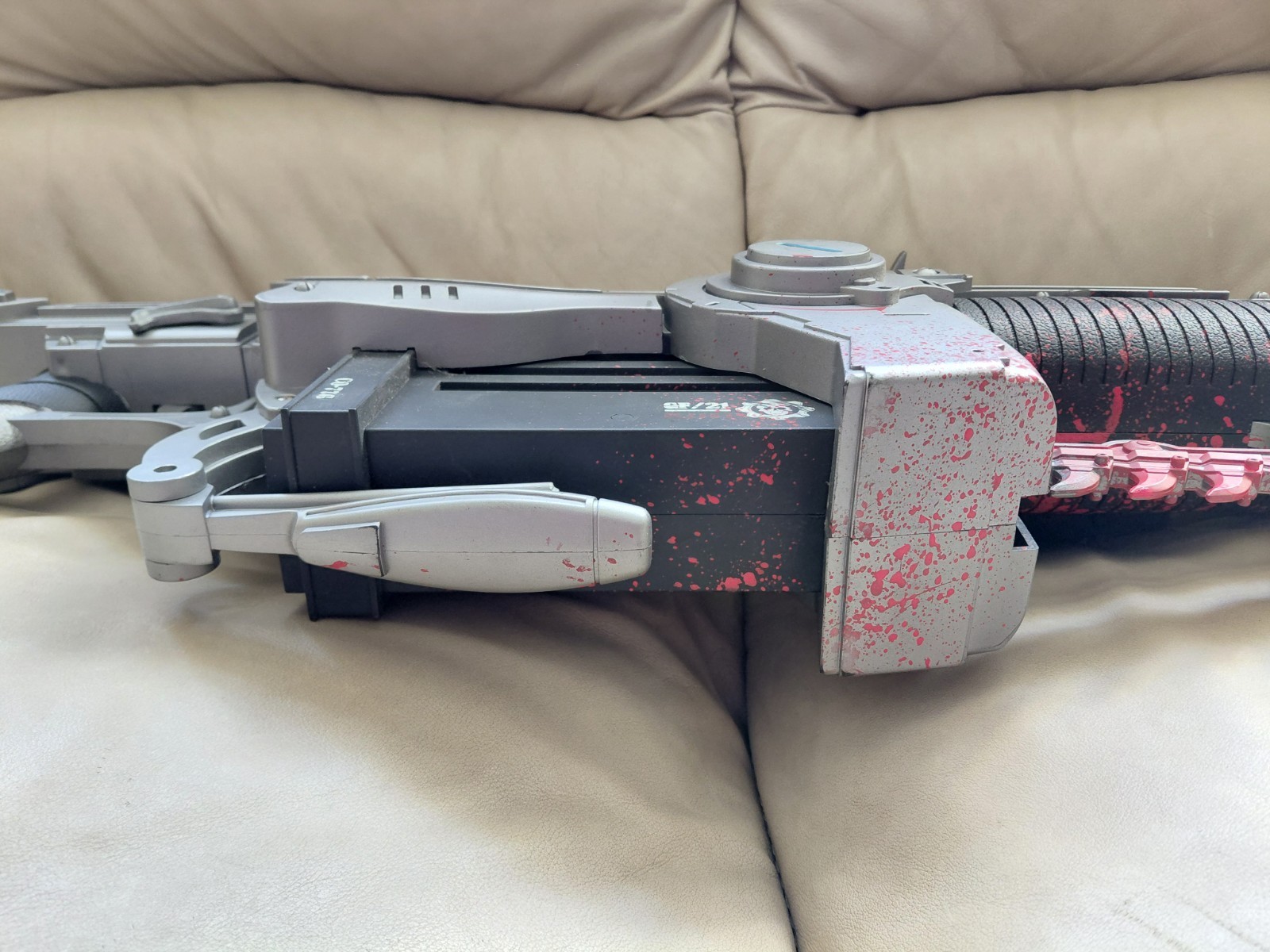 NECA Gears Of War Lancer Replica 2008 – Bloody Lancer – 36″ Full Size Prop