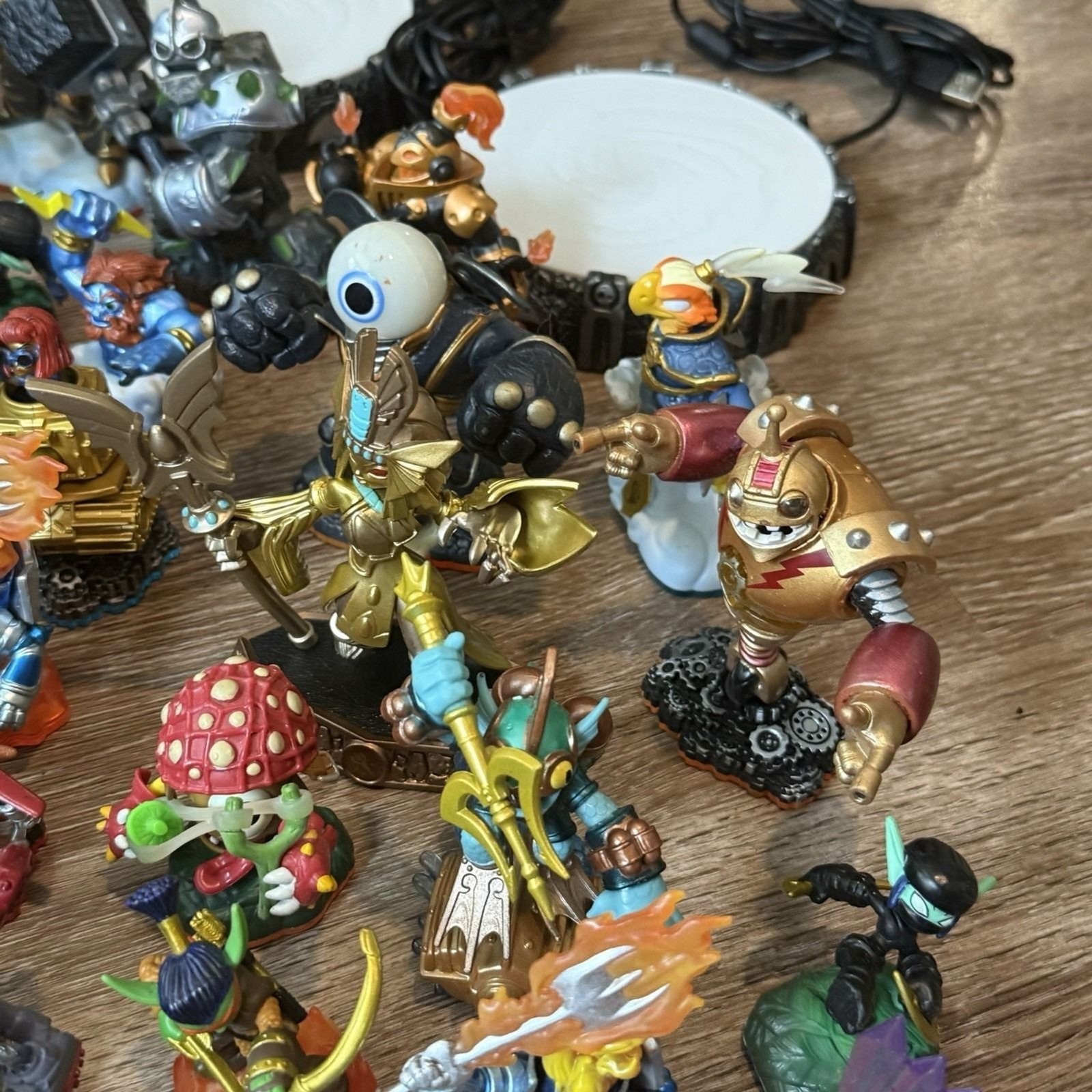 Skylanders Lot Of 84 Figures, Vehicles, Portals & Books! Trap Force, Spyro MORE