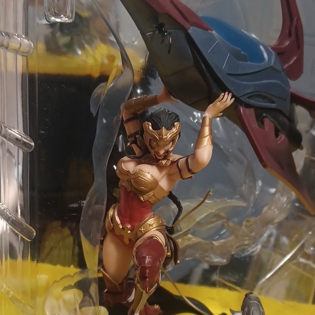 Injustice: Gods Among Us Collector’s Edition Batman vs Wonder Woman Statue