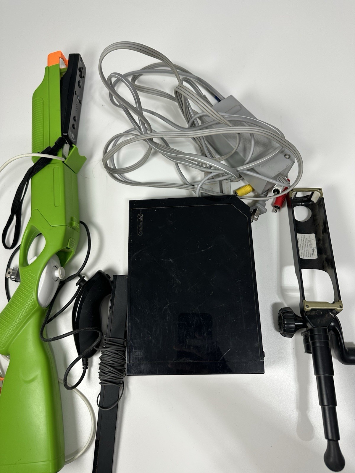 Nintendo Wii RVL-101 Black Console Bundle w/ Remote Nunchuk Sensor Bar Cables