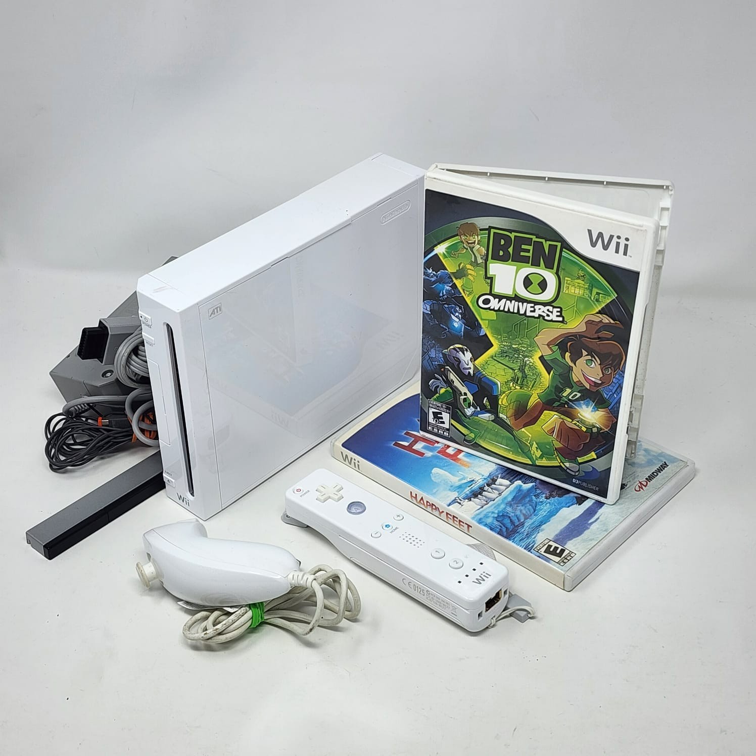 White Nintendo Wii + OEM Wii-Mote & Nunchuck + 2 Games – Tested