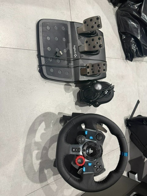 Logitech G29 Racing Wheel + Pedals + Driving Force Shifter PS5 PS4 PC