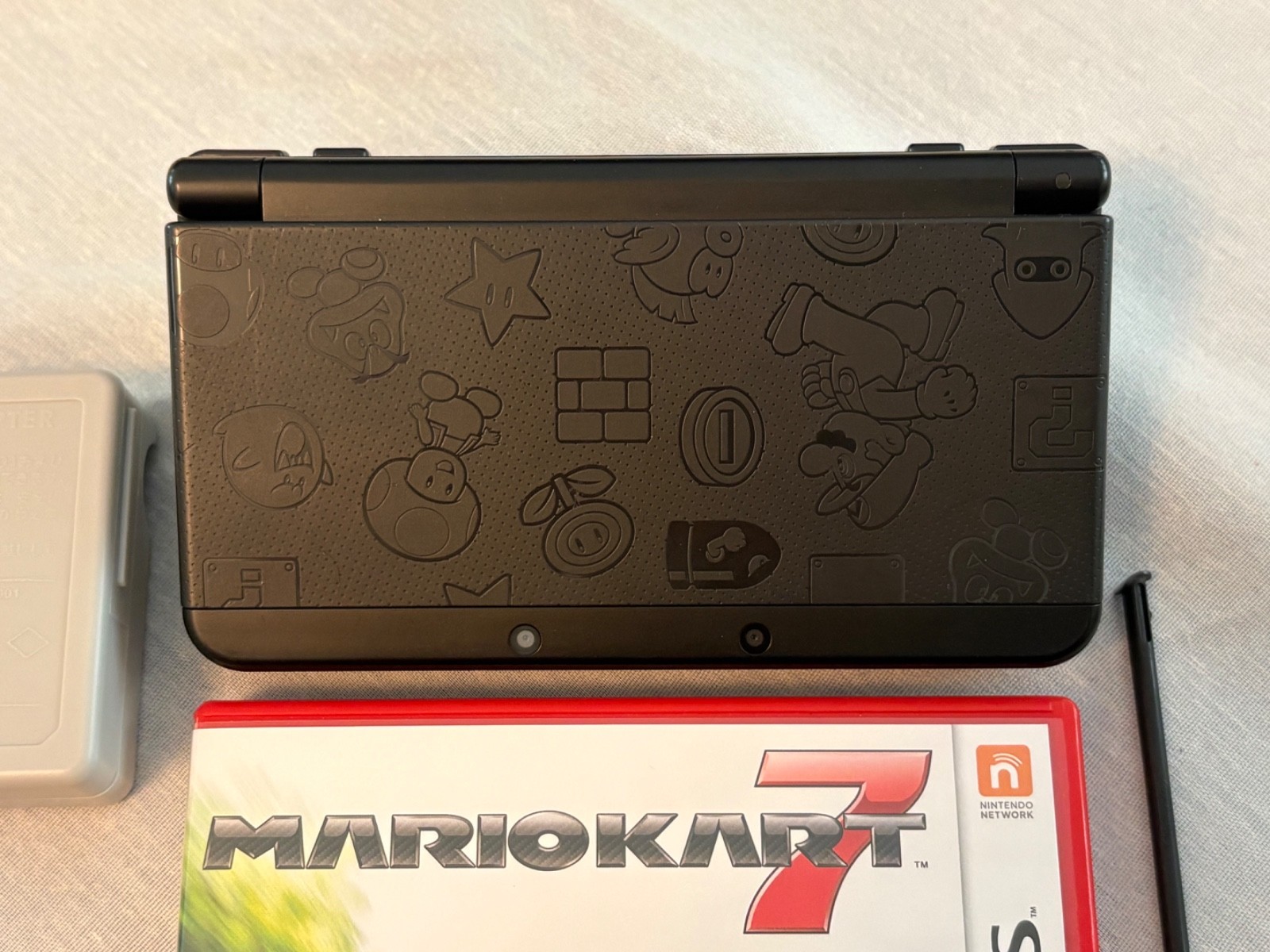 New Nintendo 3DS Super Mario Black Edition Console,Mario Kart 7,Stylus,Charger