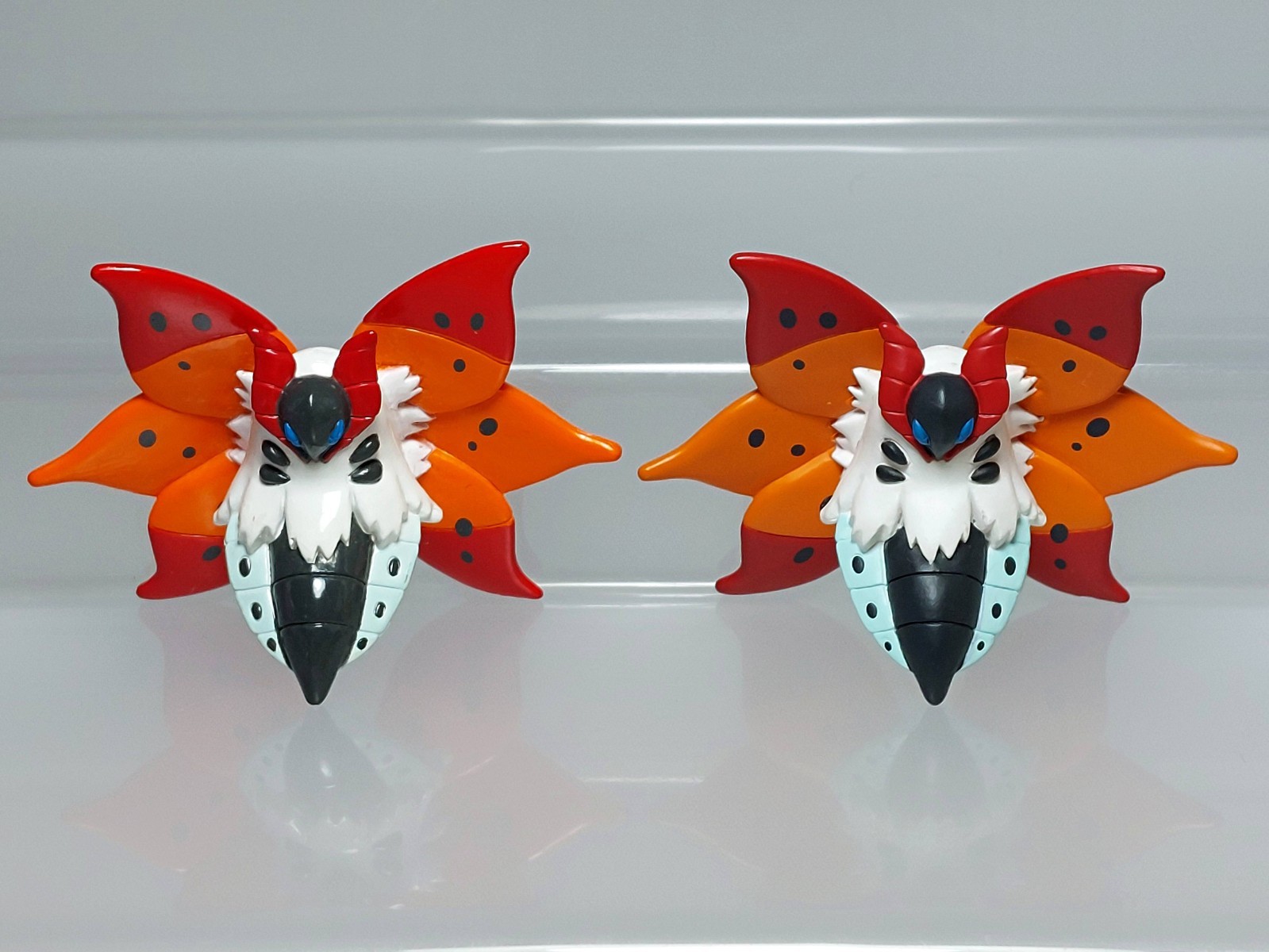 Volcarona Ulgamoth Pokemon Monster Collection Figure Takara Tomy C05 1.8in