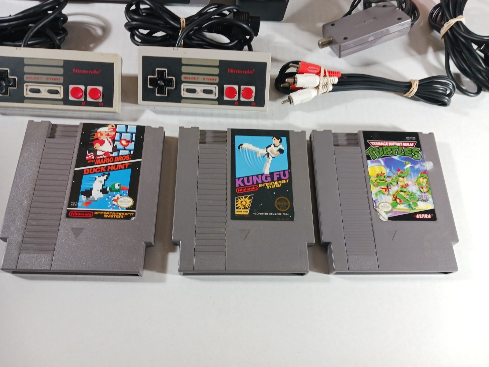 Nintendo NES Console Bundle Tested Cleaned 2 Controllers OEM Cords Mario TMNT