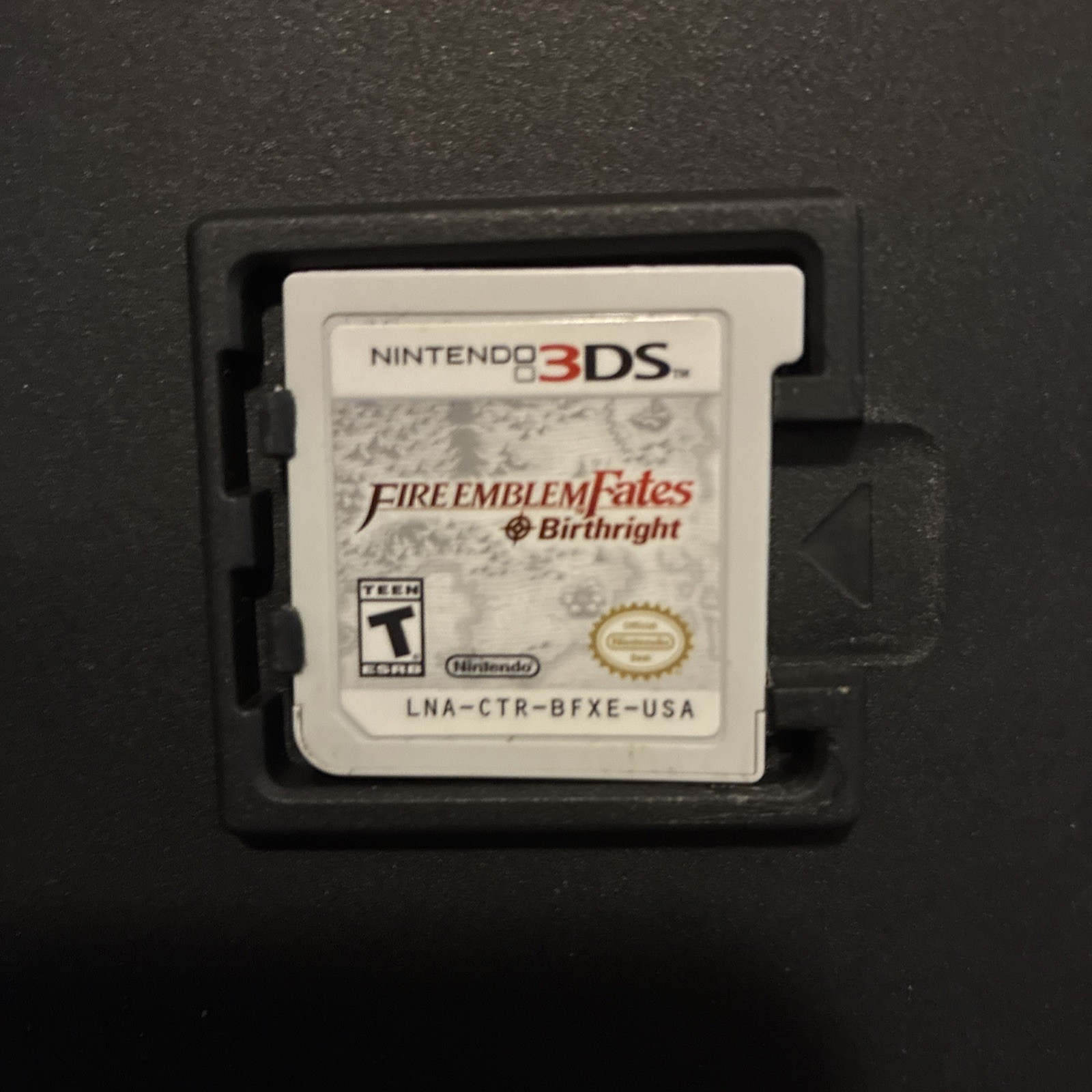 3DS XL Luigi Silver Bundle With 3 Game Lot/ Pokémon Sun, Animal Cro, fire Emblem