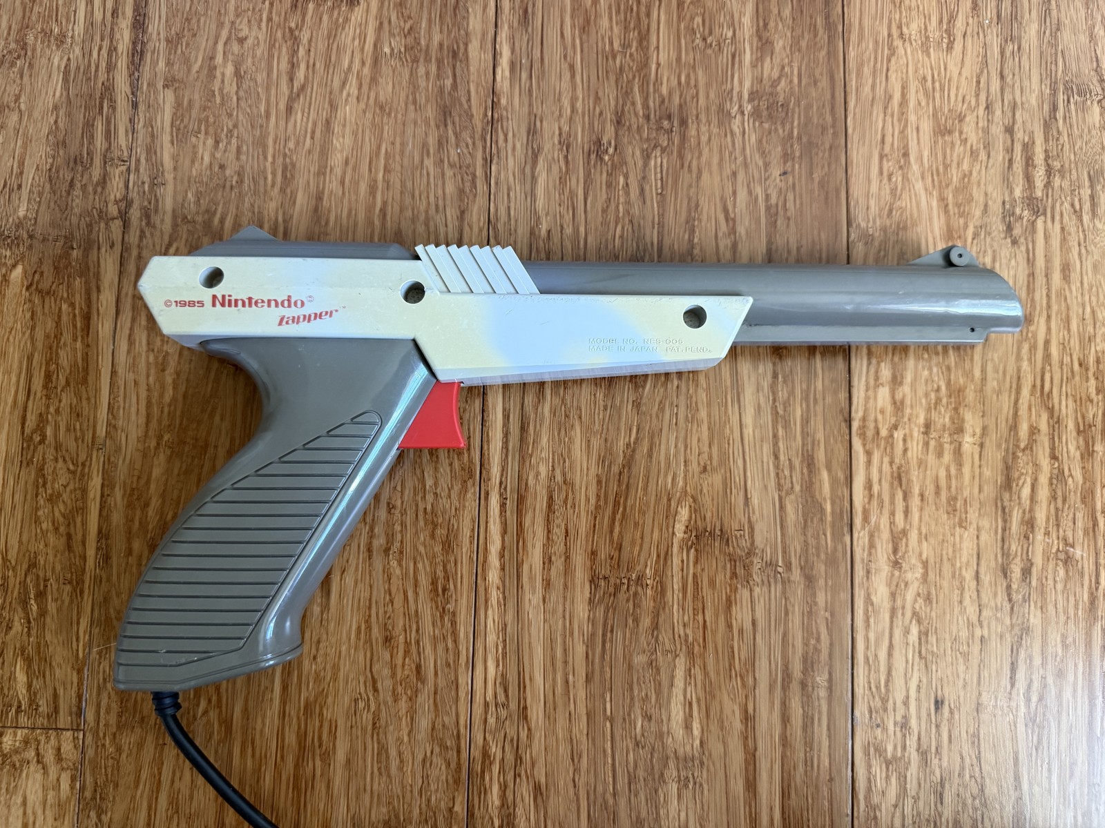 Nintendo NES Zapper Light Gun • Duck Hunt • Gray NES-005 • OEM Authentic