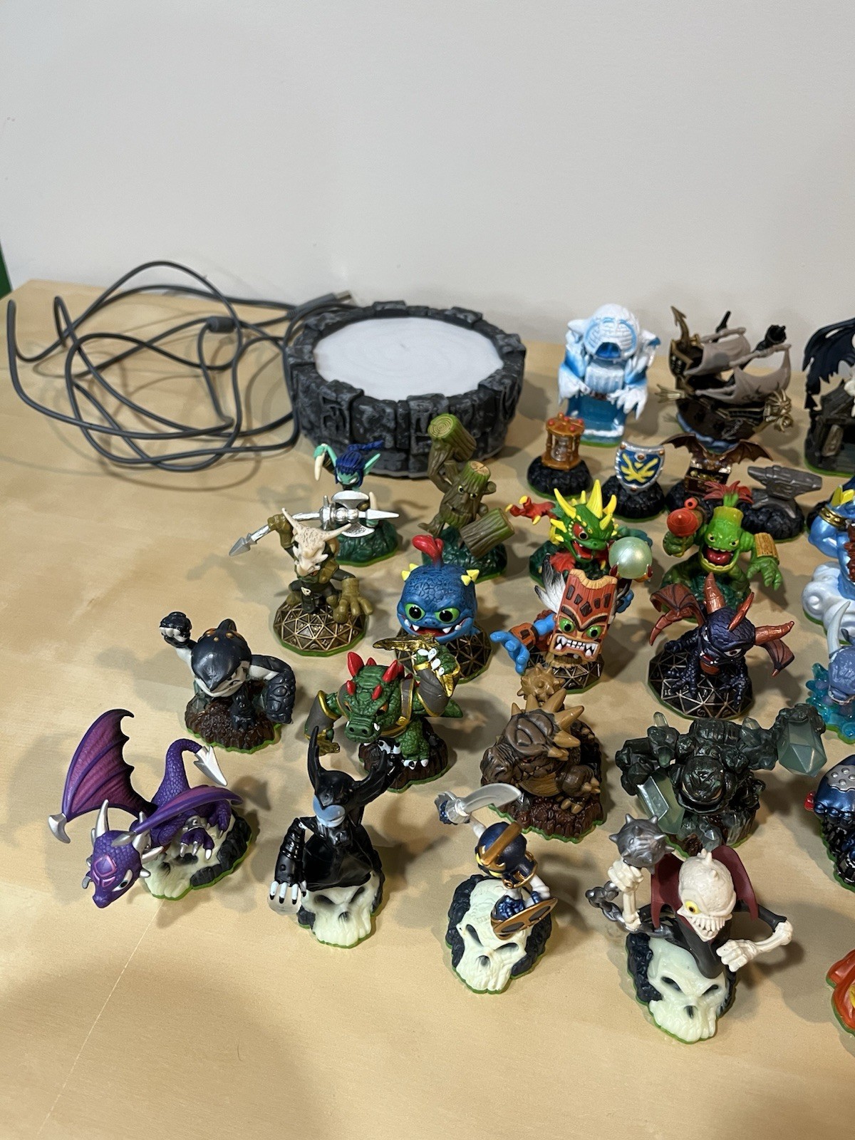 Skylanders Spyros Adventure Complete Set Of 32 Figures. READ DESCRIPTION.