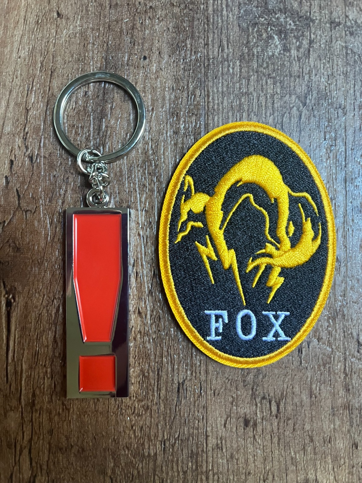Metal Gear Solid Snake Eater Collector’s Edition “!” Keychain + Fox Patch *NEW*