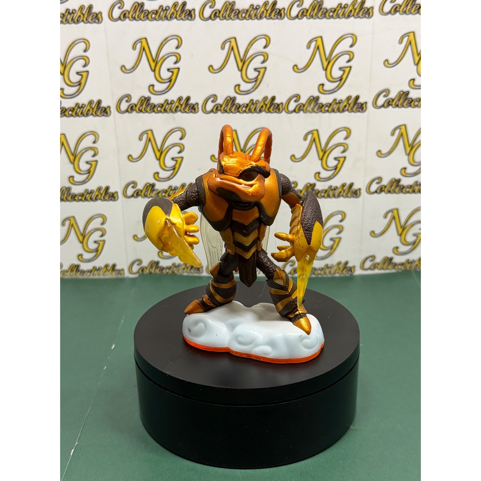 Skylanders Giants Swarm Figure Air Element Activision 84525888 Gold Brown Bee