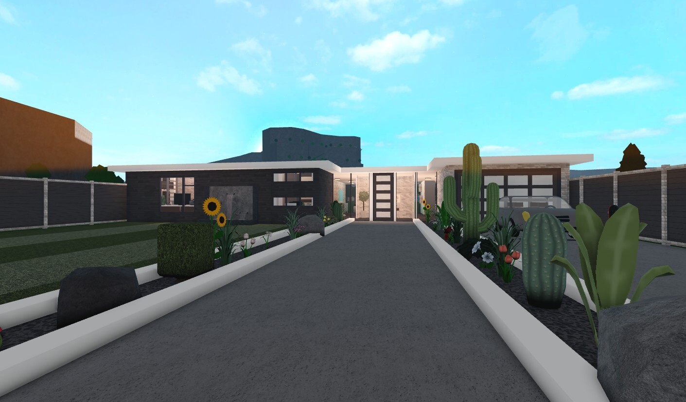 Roblox Bloxburg Custom House Builder! Money Provided. (Please read Description)