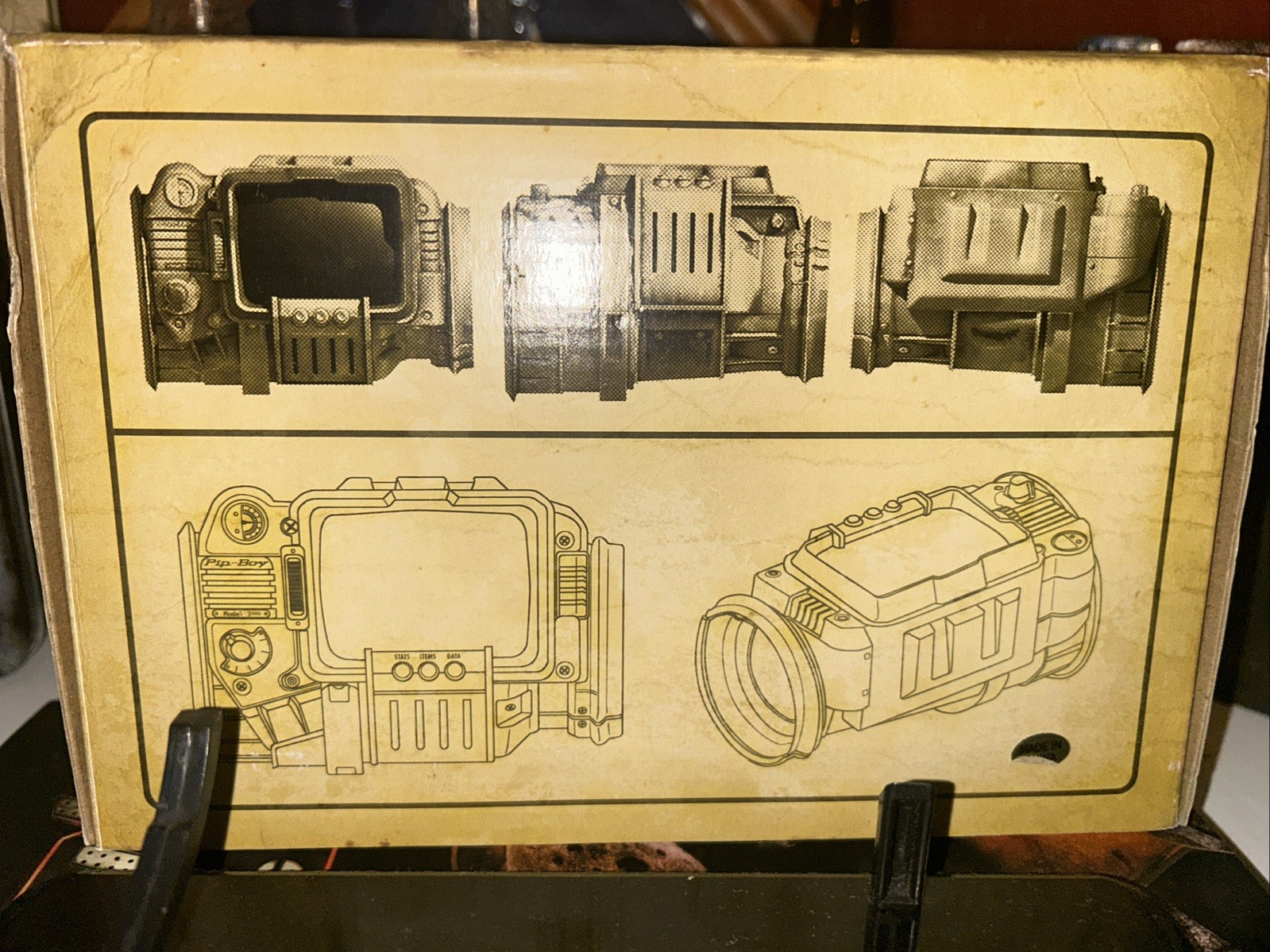 Bethesda FALLOUT 3 – Survival Edition Pip-Boy 3000 Digital Clock + Stand + Box
