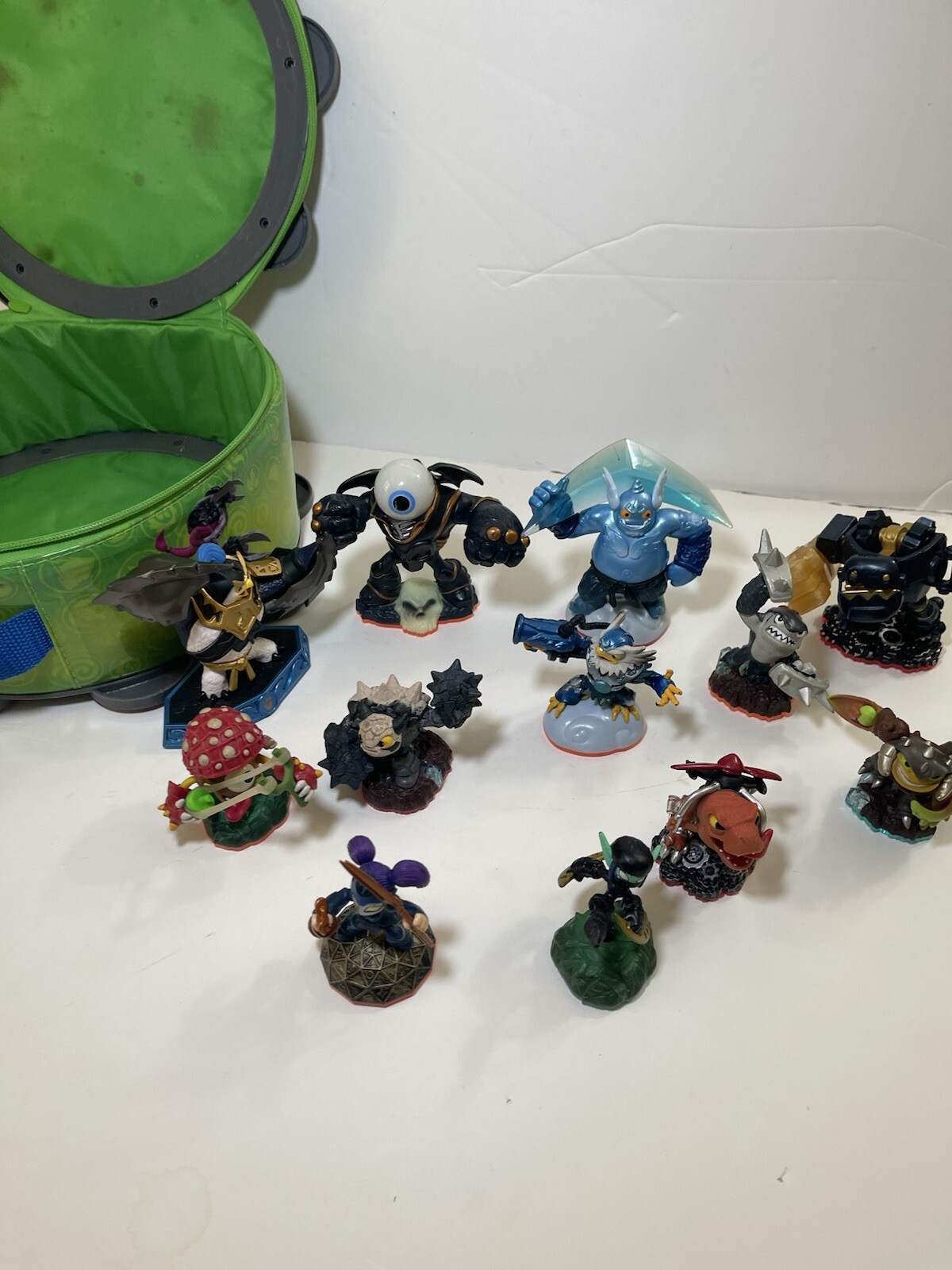 Skylanders Giants Lot of 12, Including Carrying Case