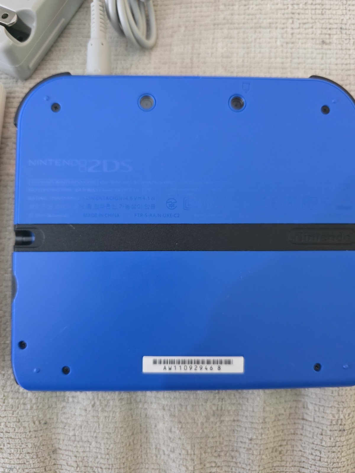Nintendo 2DS Electric Blue 2 Gaming Handheld Nintendo DS W/Charger/Stylus/Game