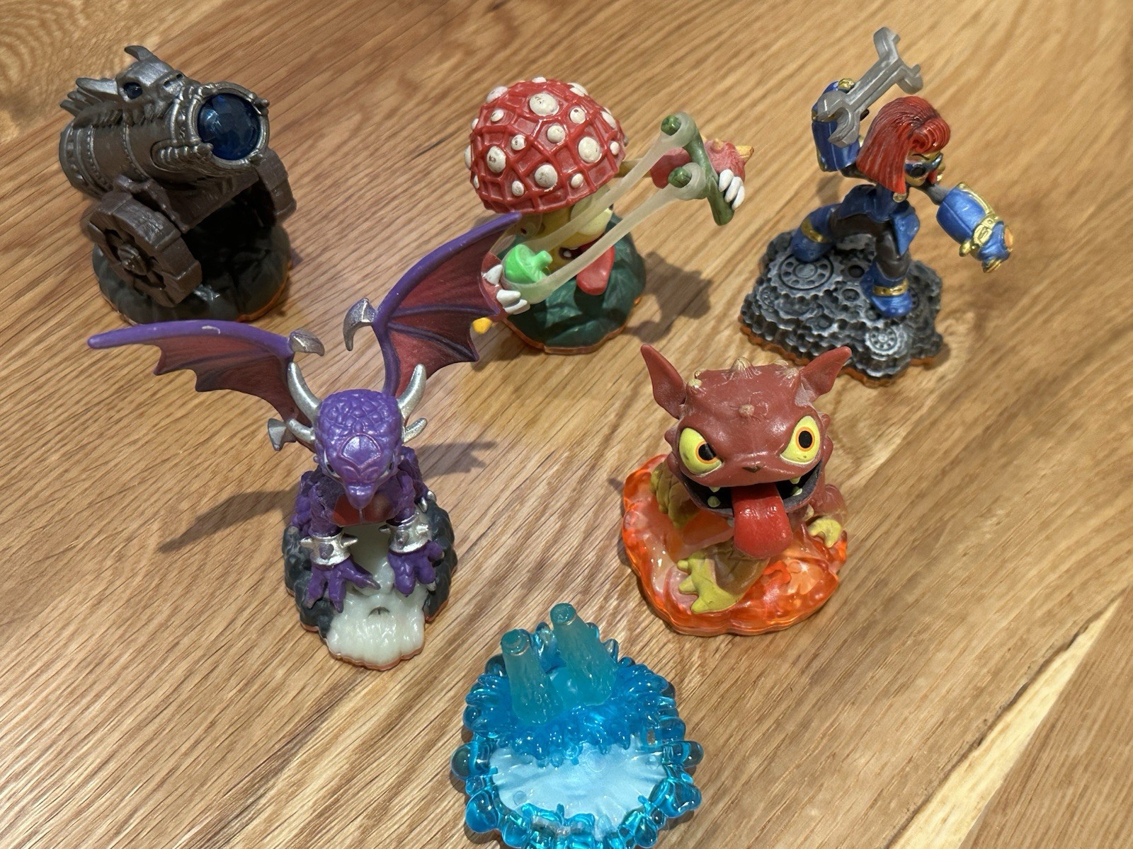 Skylanders Giants Series 2 – Lot of 8 Figures / Cynder, Thumpback and more.