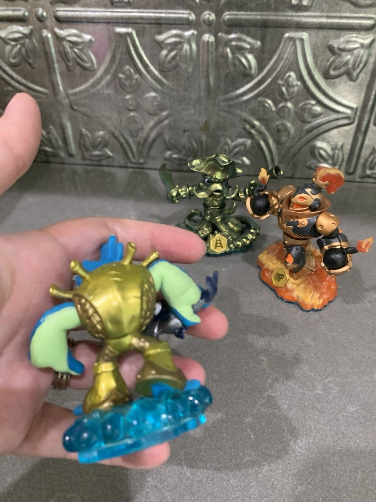 Skylanders Swap Force Blast Zone Color Shift Wash Buckler & Rip Tide
