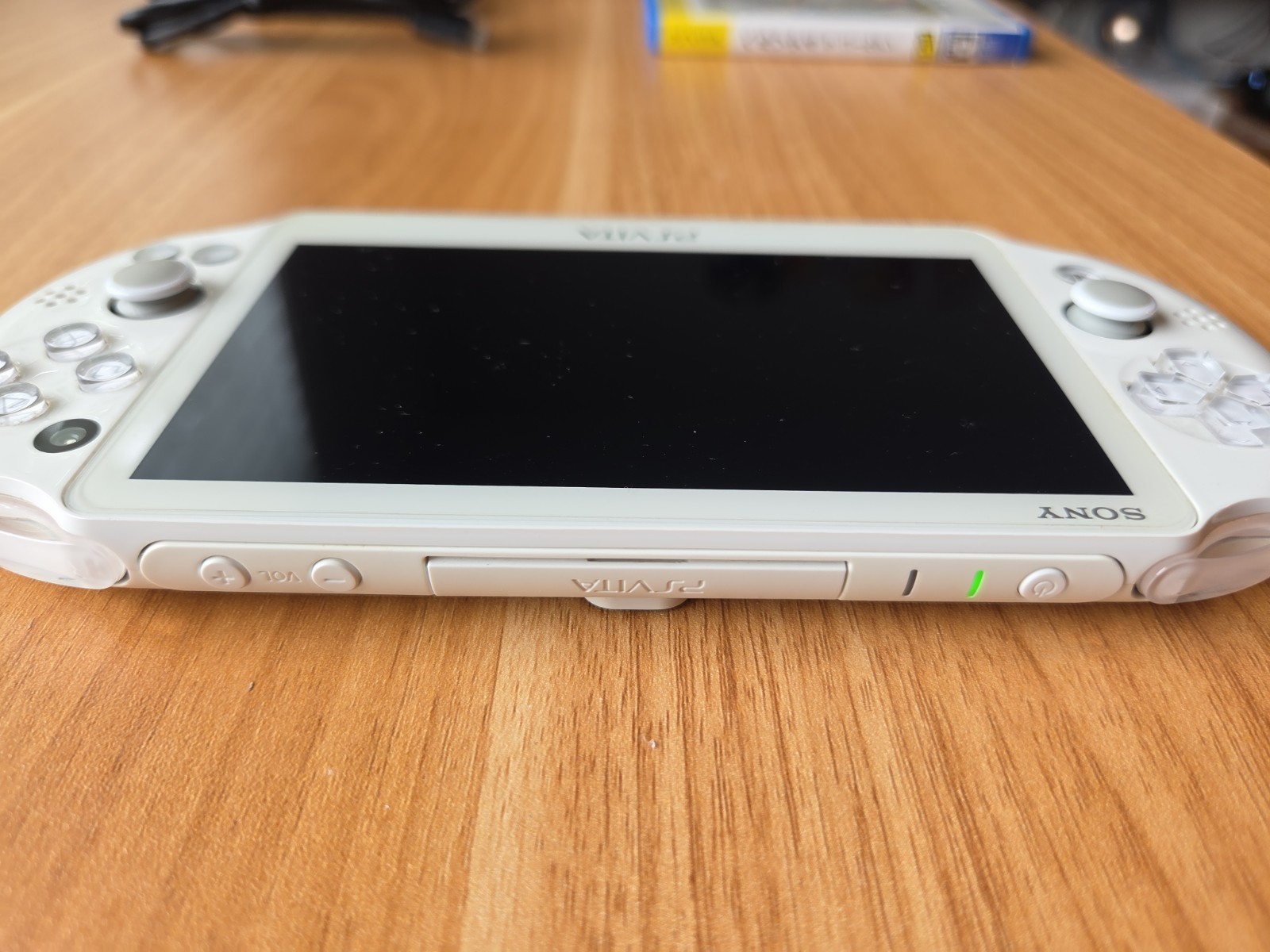 Sony PS Vita PCH-2000ZA22 1GB Handheld Console – Pearl White CIB US SELLER