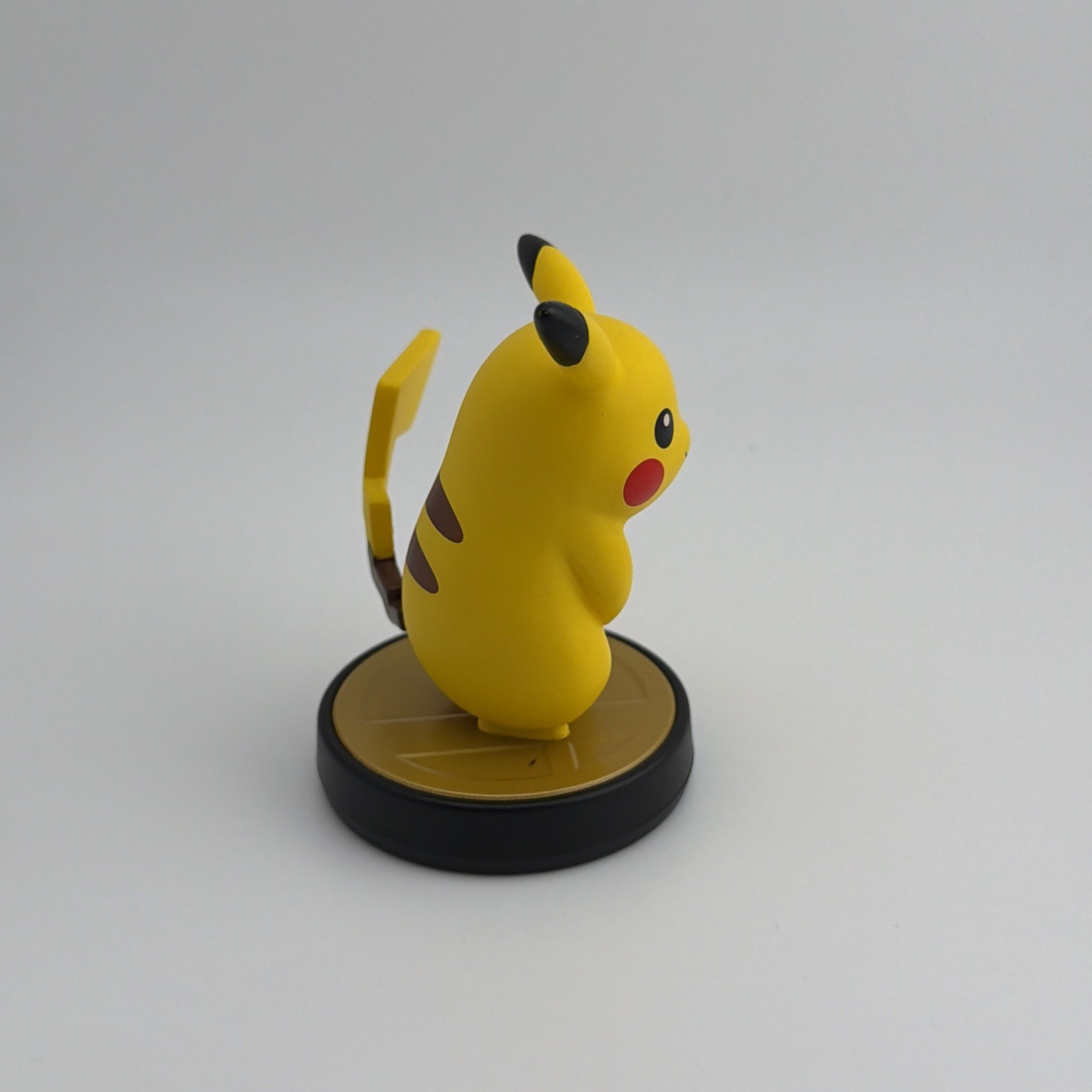 Nintendo Amiibo Pikachu Super Smash Bros NVL-001 Authentic NFC Figure