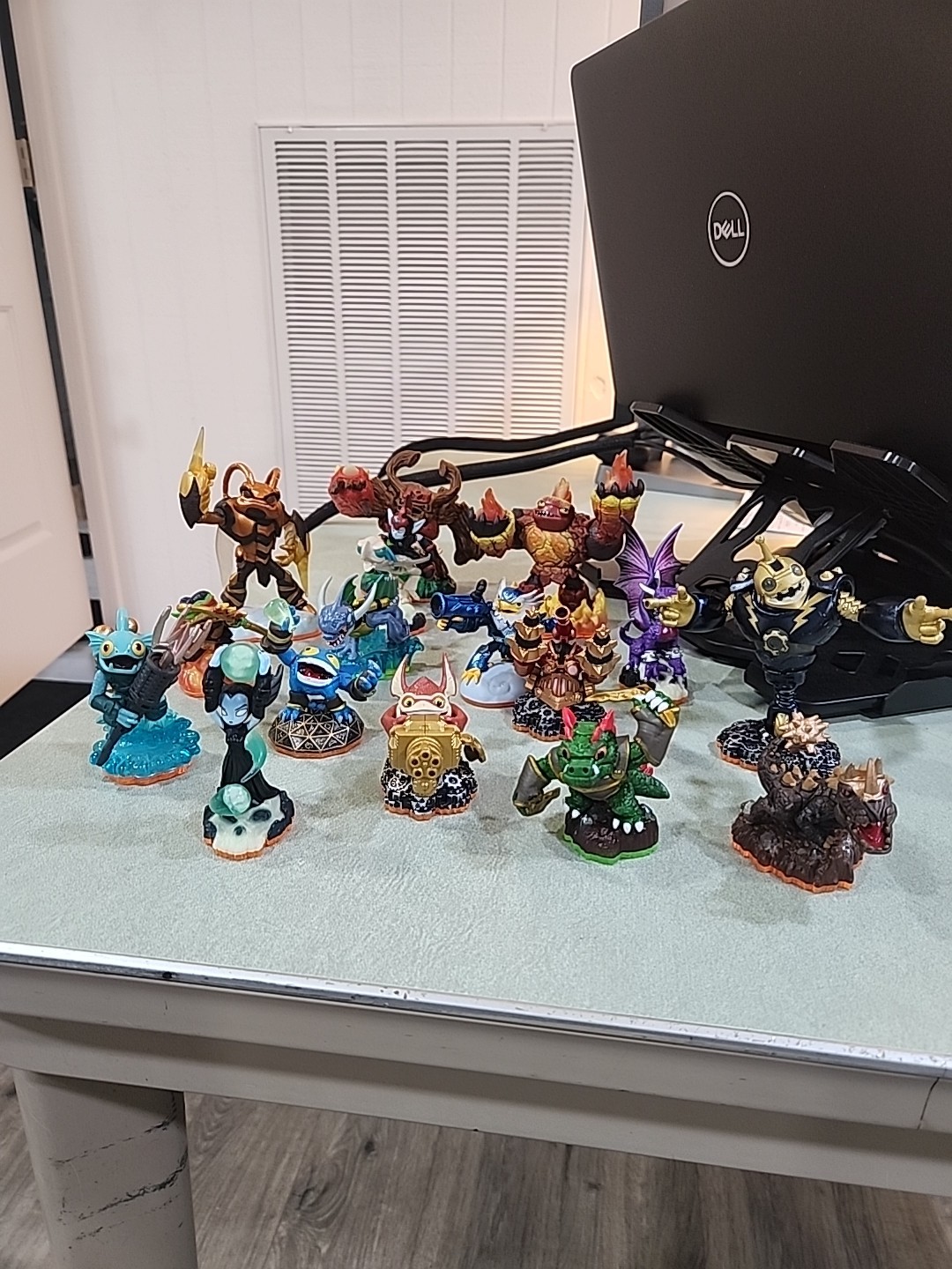 Activision Skylanders Giants Lot of 16 With Carrying Bag and Portal!
