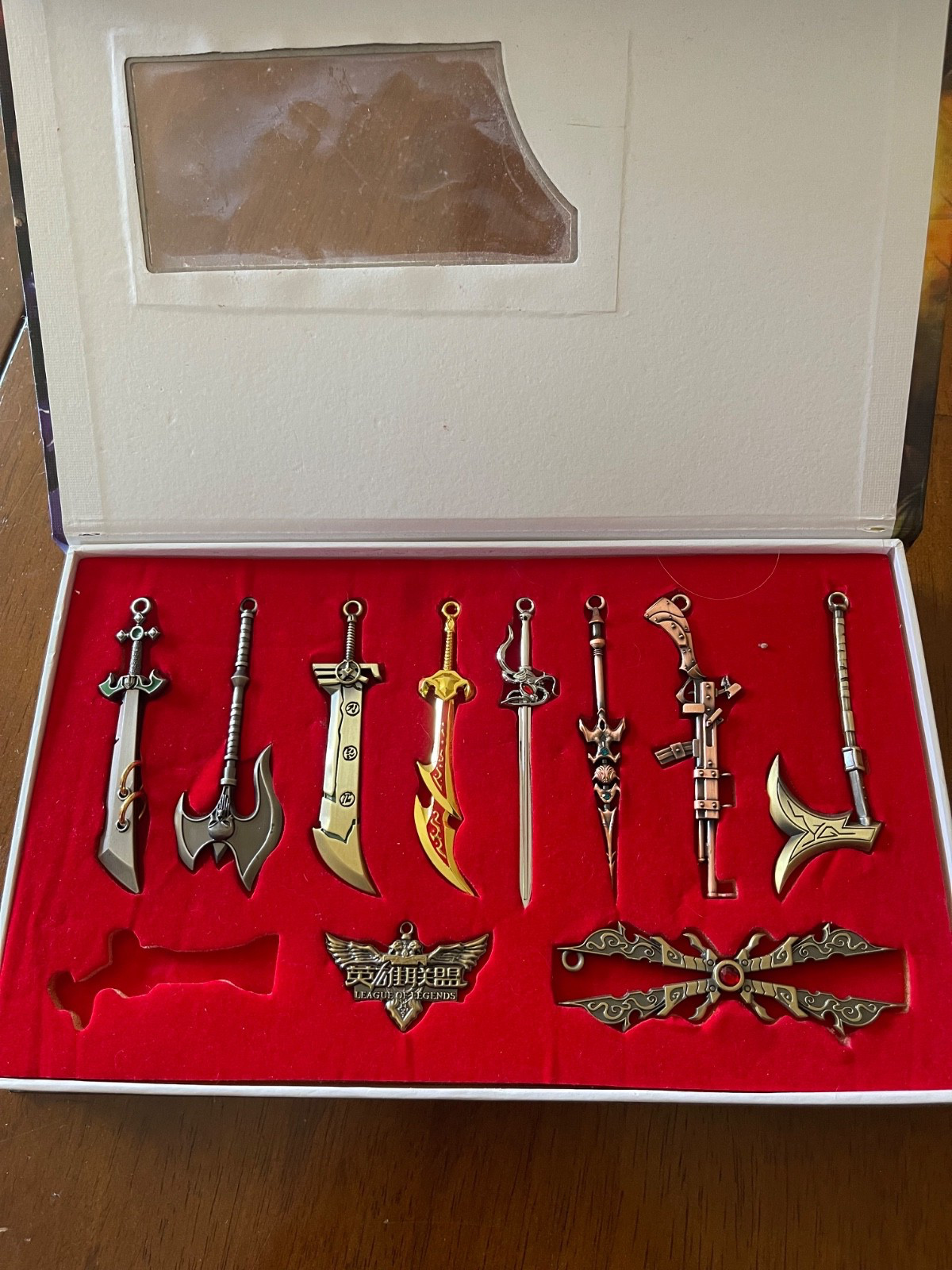league of Legends – Clash of Fates weapon replicas
