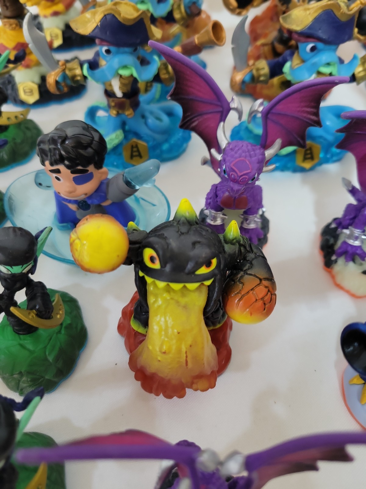 Activision Skylanders – Bulk Lot of 30 + Figures
