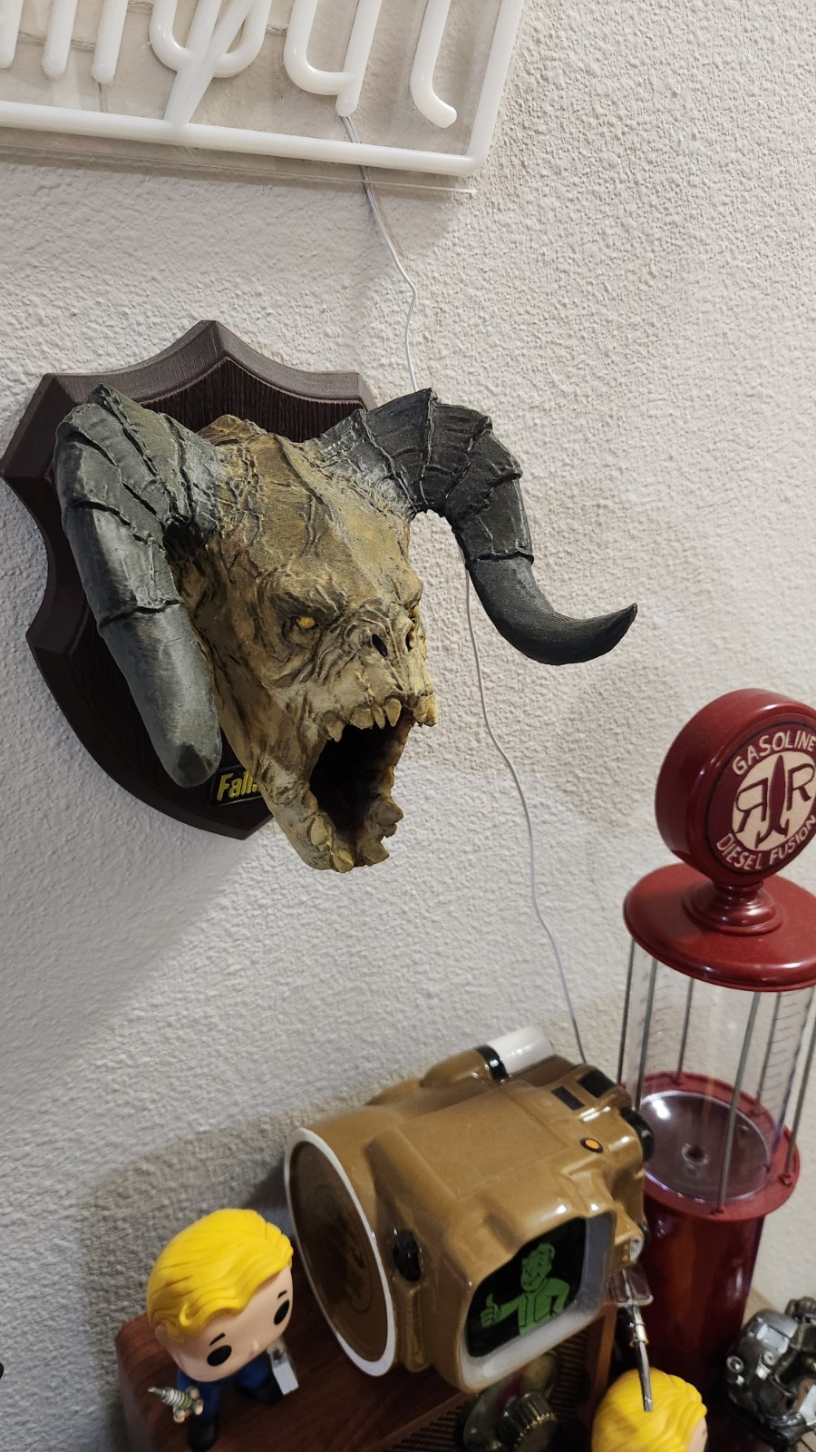 Fallout Mounted Deathclaw trophy 3D printed hand painted