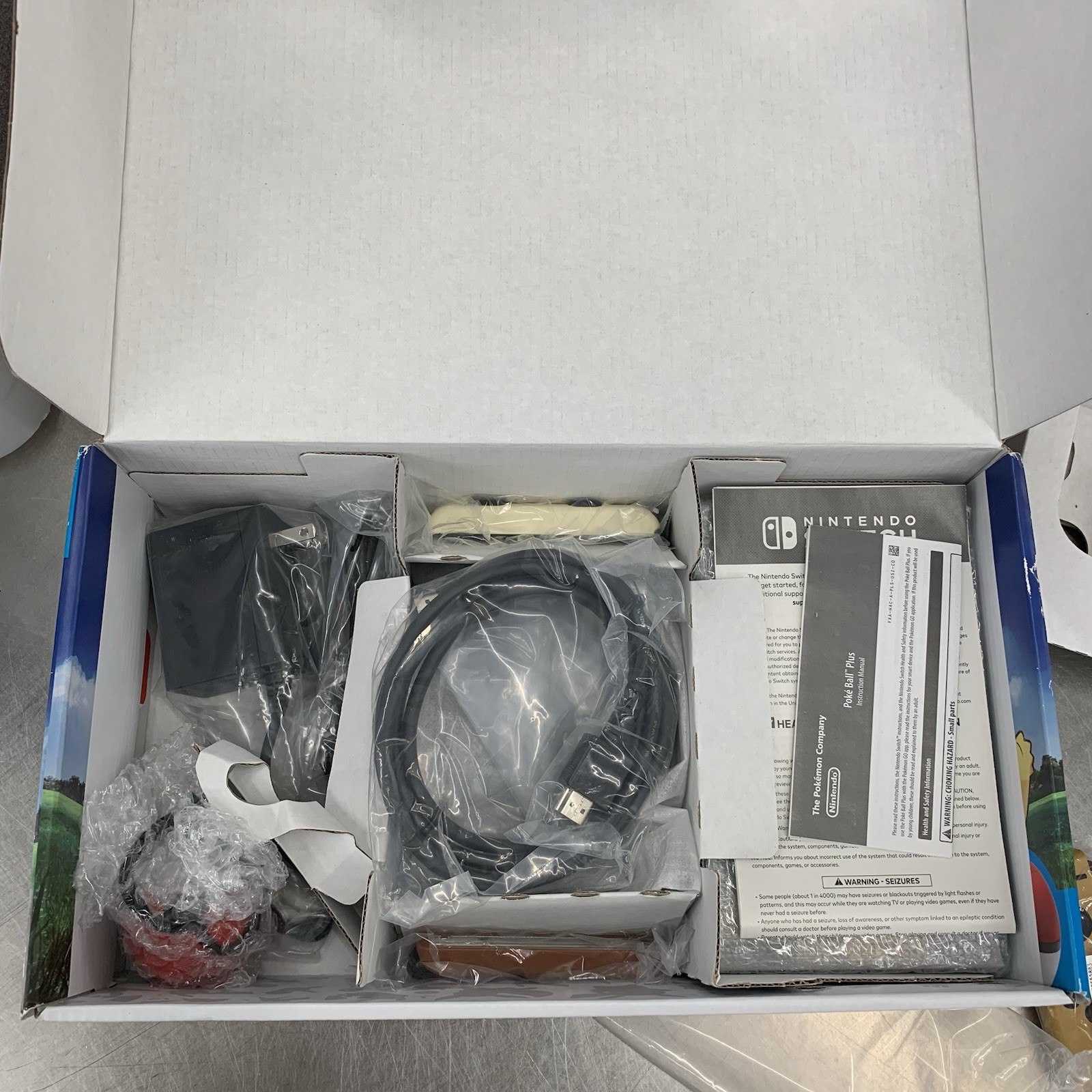 Nintendo Switch Pokémon Let’s Go Pikachu Edition in Box 32GB Console