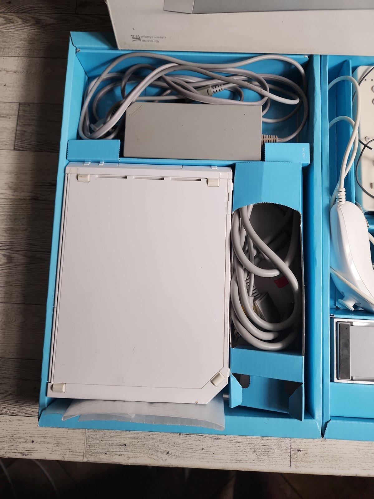 Vintage Nintendo Wii Console Bundle White RVL-001 w/ Original Box & Game 2006