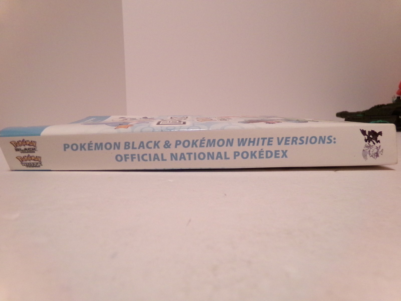 Pokémon Black and White Official National Pokédex Guide with Dust Jacket/Map