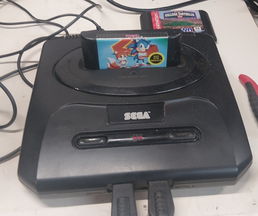Sega Genesis Console MK-1631 Bundle w/ 2 Controllers & 2 Games Tested