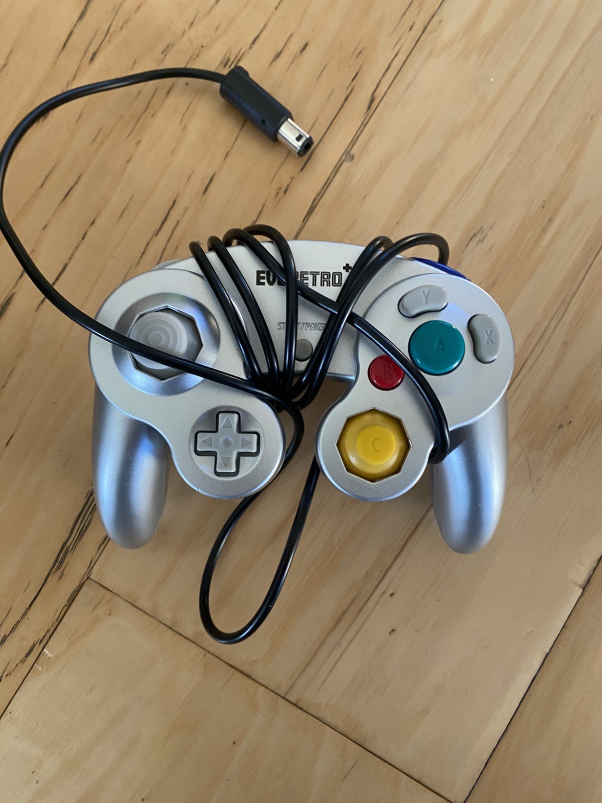 Lot of 4 Assorted Third Party GameCube Controllers 2 work! Also 4 to 1 Adapter