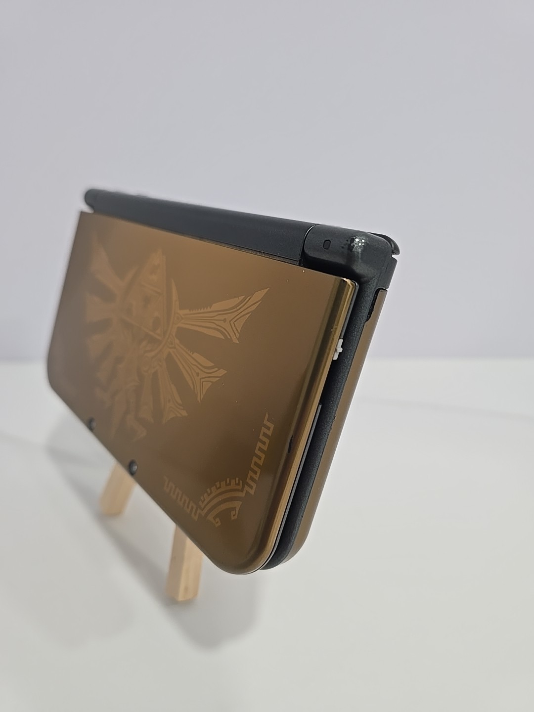 Nintendo New 3DS XL Hyrule Gold Edition Handheld System CIB w/ AR Cards & Manual