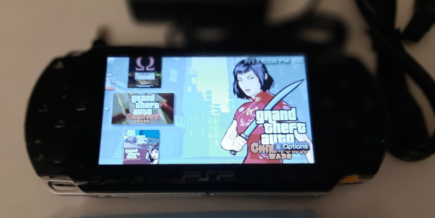 Sony PSP-1001 (ARK-4 CFW) 16 GB Console Bundle New Battery Read
