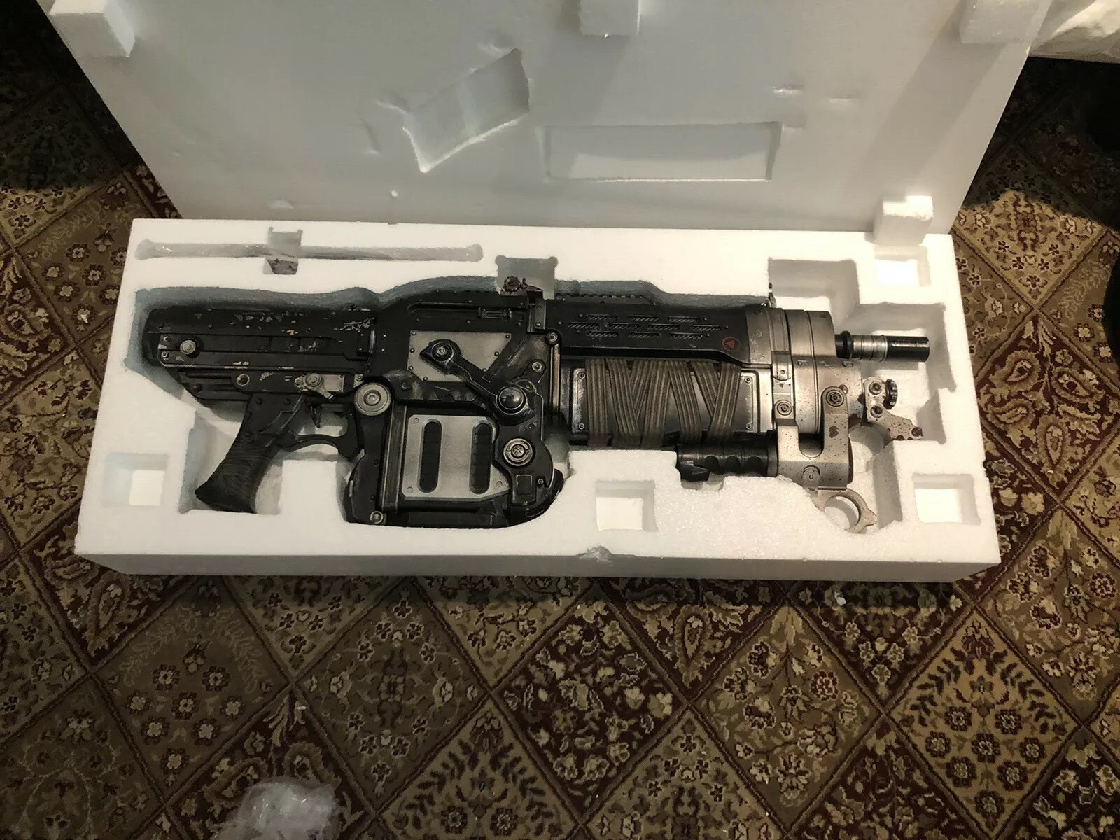 Official Gears Of War 3 Bloody Retro Lancer Neca Weapon Replica. Read Descrption