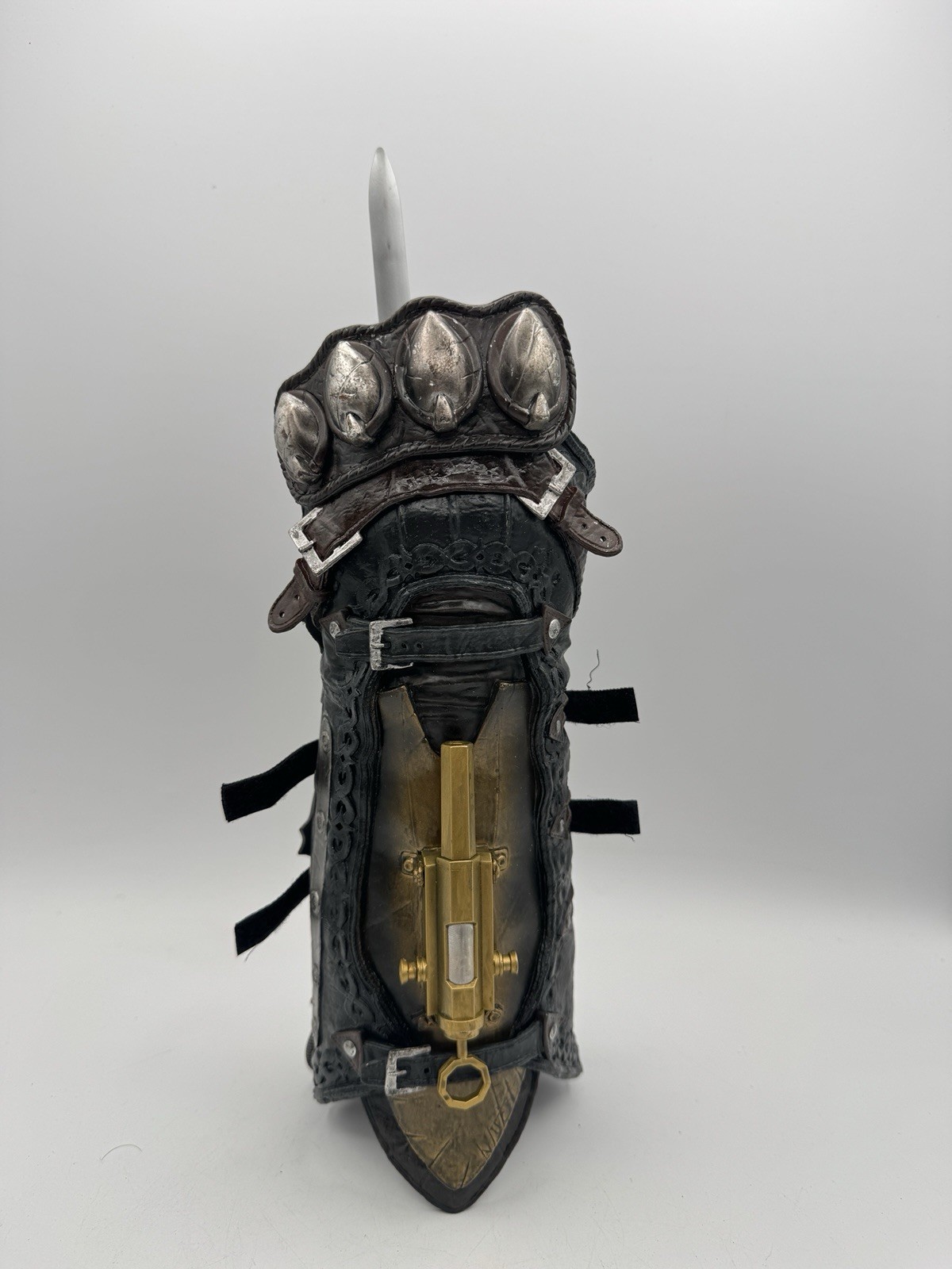 Assassin’s Creed Syndicate Assassin’s Gauntlet with Hidden Blade ships with Box