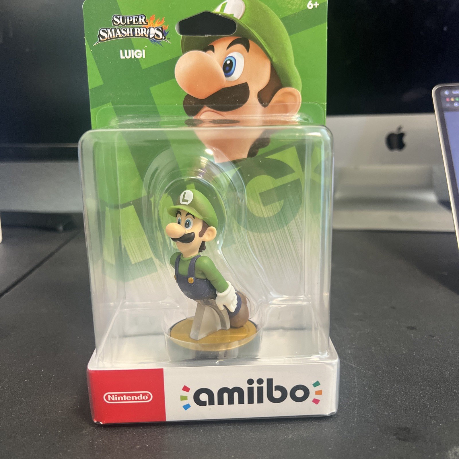 luigi amiibo super smash bros figurine