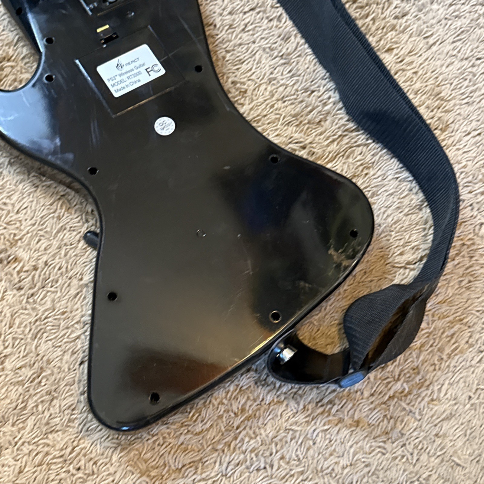 Untested Looks Nice PS3 RT3300 React Black Wireless Guitar w/ Strap – No Dongle