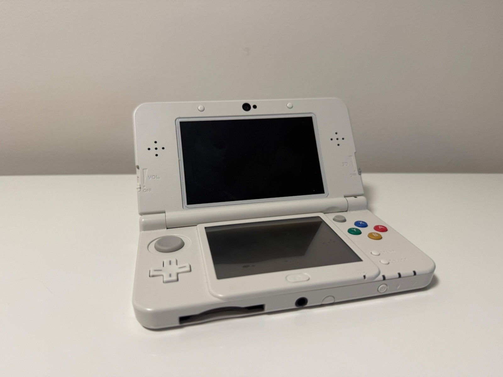 Used “New Nintendo 3DS” Super Mario Edition – White