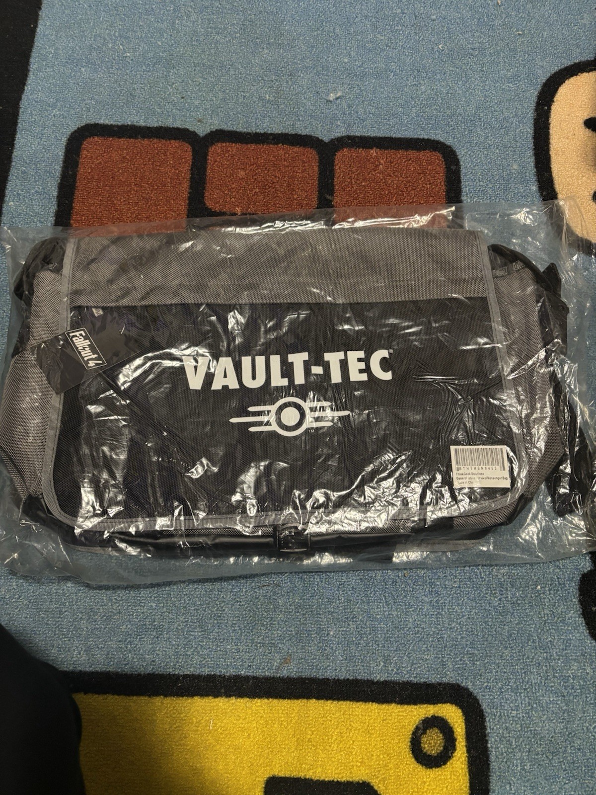 ThinkGeek Vault-Tec General Issue Survival Messenger Bag Fallout 4 Padded Adjus…