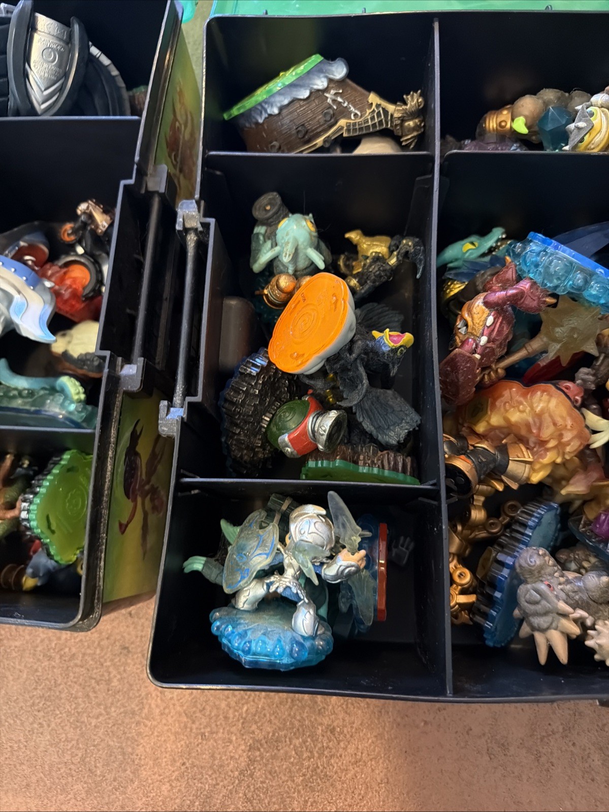 Skylander Lot 75+ Pieces – 3 Carrying Cases.