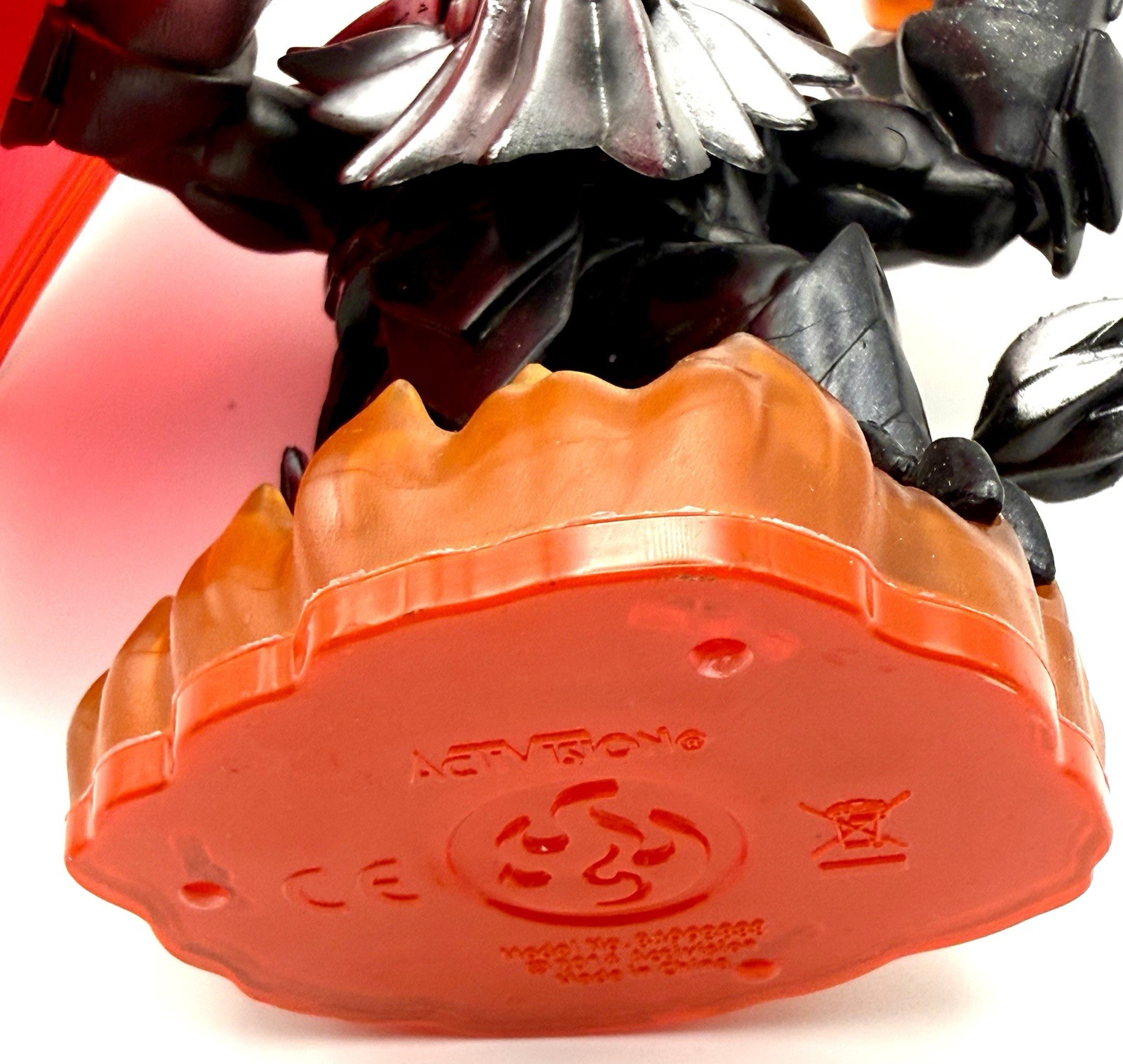 Activision Skylanders Dark Wildfire Trap Master Red Shield Silver Lion + Card